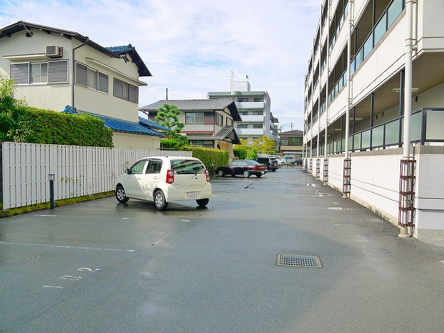 バウムヴィラ西大寺の駐車場|駐車場があるので、車を買う予定の方も安心です