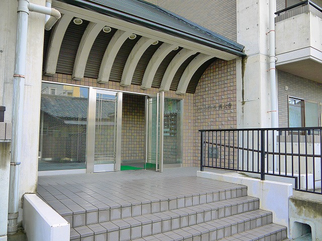 バウムヴィラ西大寺のエントランス|ゆとりのあるエントランスです