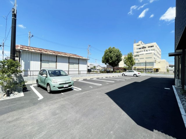 シャーメゾンプレミアス下助任の駐車場