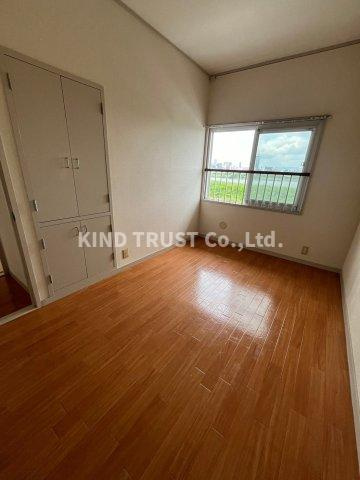 リバーサイドほんじょう1号棟の居間・リビング|こちらのリビングで趣味の時間をお楽しみください