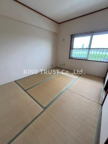 リバーサイドほんじょう1号棟の和室|明るい和室です