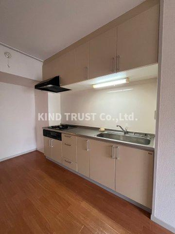 リバーサイドほんじょう1号棟のキッチン|コンパクトなキッチンで掃除もラクラク