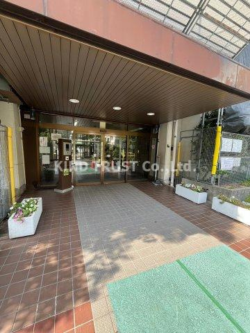 リバーサイドほんじょう1号棟のエントランス|ゆとりのあるエントランスです