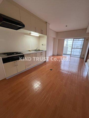 リバーサイドほんじょう1号棟の居間・リビング|こちらのリビングで趣味の時間をお楽しみください