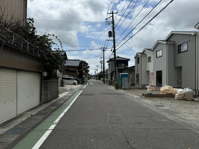 クレイドルガーデン　東区石山第５　全２棟の前面道路含む現地写真