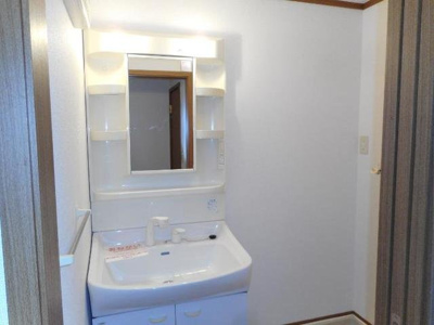 【洗面所】 | ボンジュールⅡ | ゆったりとスペースのある洗面所