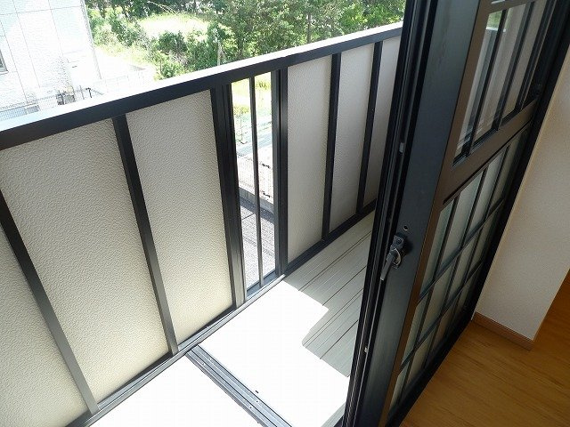 グラン　ヴェルジェＡのバルコニー|暖かな日差しのふりそそぐバルコニー