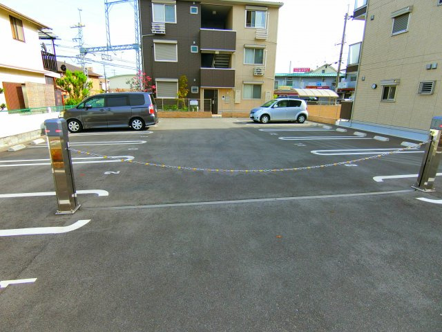 レフィナードKHY　Ⅱ棟の駐車場