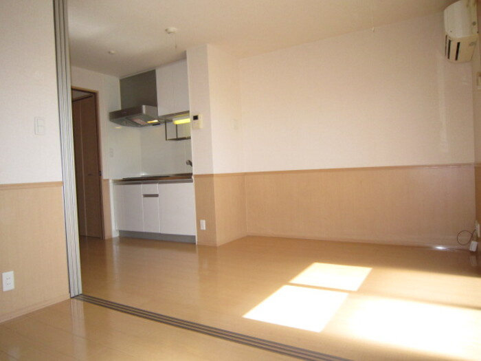 熊本市南区御幸笛田３丁目のアパートの居間・リビング