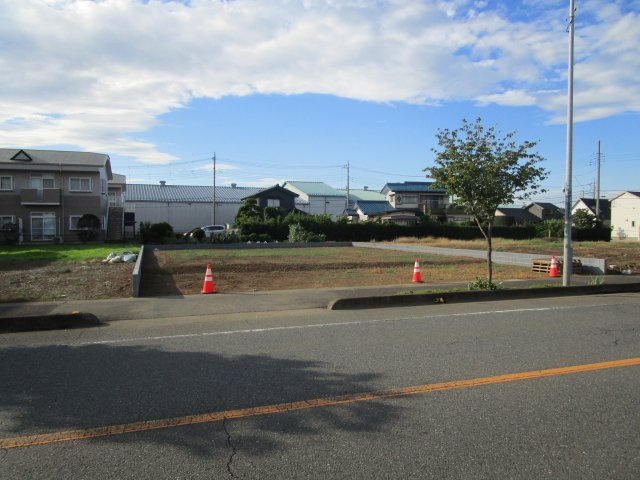 桶川市坂田東　売地の前面道路含む現地写真