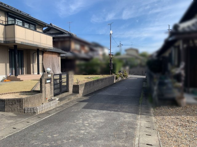 大津市日吉台4丁目28-14　中古戸建の前面道路含む現地写真