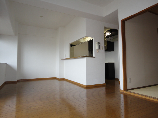 サーパス諏訪野【10,000円キャッシュバック対象物件】の居間・リビング|ゆったりとしたリビングです