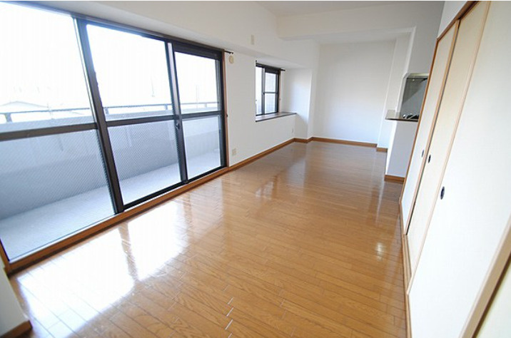 サーパス諏訪野【10,000円キャッシュバック対象物件】の居間・リビング|ゆったりとしたリビングです