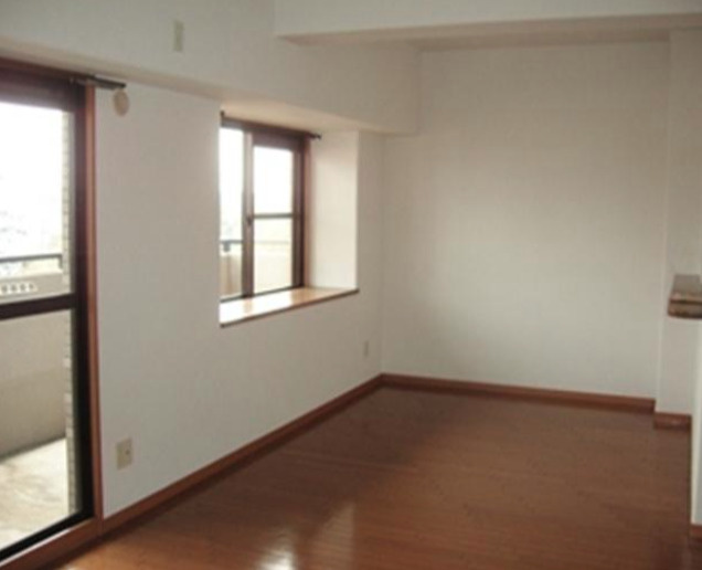 サーパス諏訪野【10,000円キャッシュバック対象物件】の居間・リビング|ゆったり過ごせるリビングです