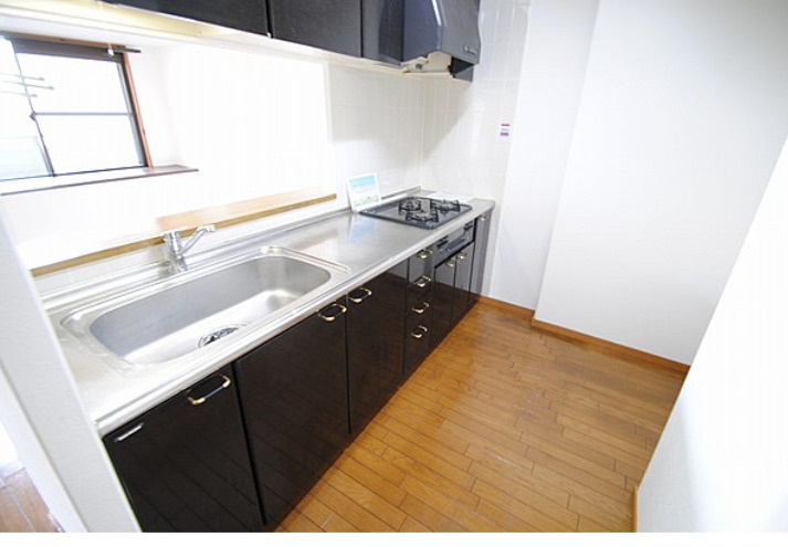 サーパス諏訪野【10,000円キャッシュバック対象物件】のキッチン|コンパクトなキッチンで掃除もラクラク