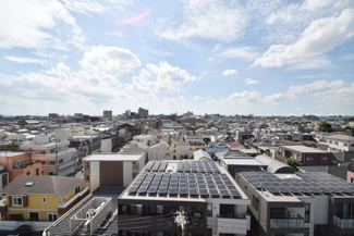 【展望】 | 眼前に広がる空の雄大さと、このお部屋の自慢の一つである「眺望」をご覧ください。毎日、この景色を独り占めできる新生活に夢が広がります。～即日のご見学可能～　お問合せはお気軽にどうぞ。