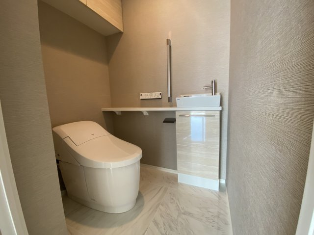 梅田ガーデンレジデンスのトイレ|手洗い器付きのトイレです。
