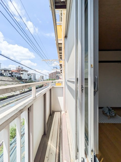 【展望】 | 窓の外にはお洗濯物を干せます！南東向きで陽当たり良好♪晴れた日はお洗濯物が朝からよく乾きそう☆窓は防音効果のある二重サッシです♪