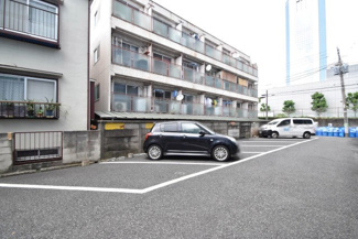 【駐車場】 | マンションの駐車場スペース。空きの有無や駐車料金、サイズ規定などについては、改めてお問い合わせください。～即日のご見学可能～　お問合せはお気軽にどうぞ。