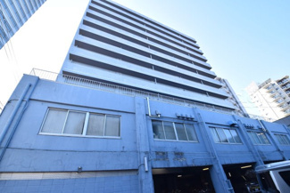 【外観】 | 青空によく映える建物です。手入れの行き届いた外壁やマンション正面エントランスなど、綺麗な姿をぜひ一度、現地にてご覧ください。～即日のご見学可能～　お問合せはお気軽にどうぞ。
