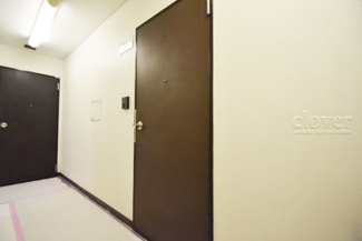 【その他共用部分】 | 皆様をお迎えする、お部屋の玄関ドア。開けやすさや開放角度、ドアノブの操作しやすさや鍵の形状などを、現地で一度ご確認ください。～即日のご見学可能～　お問合せはお気軽にどうぞ。