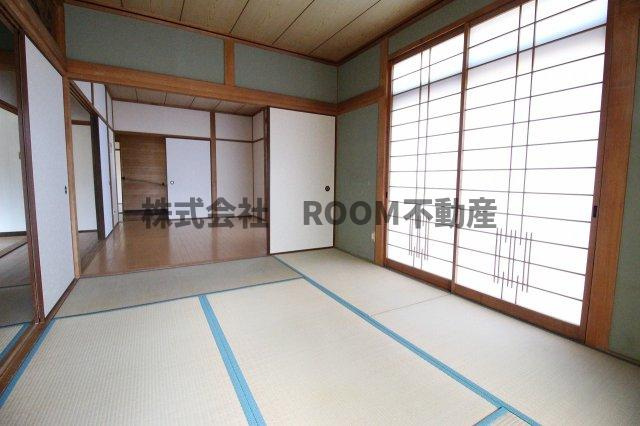 山下貸家の寝室|広くて明るい寝室