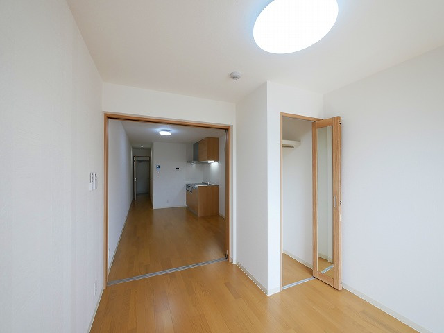 クレアール芝辻町の寝室|落ち着いた色調の寝室です