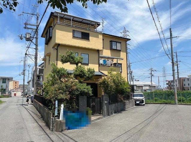 私部西３丁目　中古一戸建ての前面道路含む現地写真|前面道路含む現地写真　幅員9.7ｍ/3.5ｍ
■物件内覧・資金計画相談・住宅ローン相談、リフォーム相談、お問合せ受付中■
※当日・翌日のご内覧、ご相談はお電話でのお問合せがスムーズです！