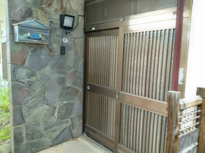 【玄関】 | 岡谷市長地柴宮2丁目 中古住宅⑦ | 玄関（外）