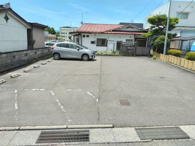 【駐車場】 | 岡谷市長地柴宮2丁目 中古住宅⑦ | 6～7台停められる広い駐車場です♪