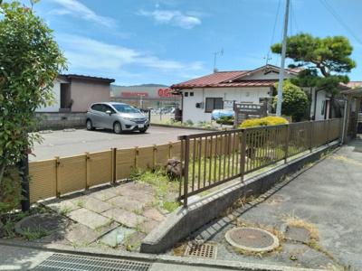 【外観】 | 岡谷市長地柴宮2丁目 中古住宅⑦ | 外観と前面道路