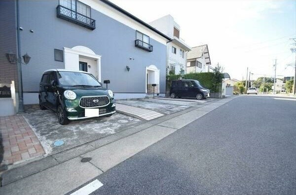 ＥＶＥＲ ＧＲＥＥＮ ＨＯＵＳＥの駐車場