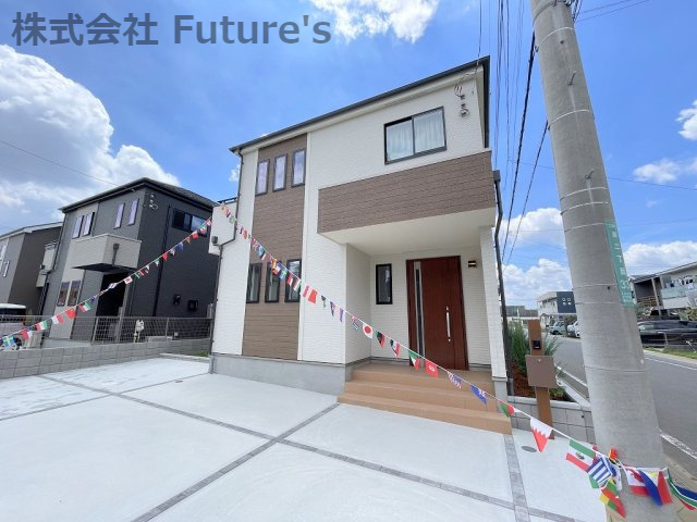 三郷市泉2丁目　新築戸建　全9棟　D号棟の外観|角地に位置する邸宅です