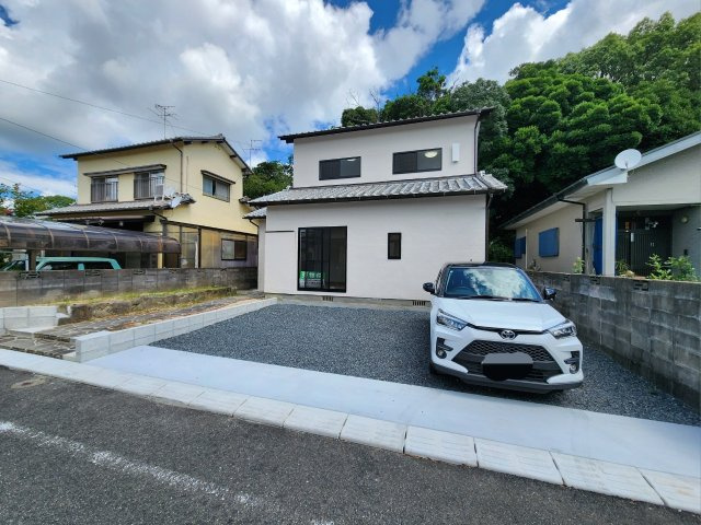 RESET HOUSE－リセットハウス－八幡西区岩崎1丁目　【八幡西区　中古戸建】の駐車場|駐車スペースは3台可能♪【八幡西区　中古戸建　リノベーション】