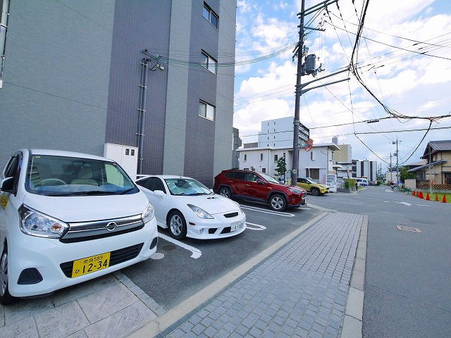 プルミエールレーブの駐車場