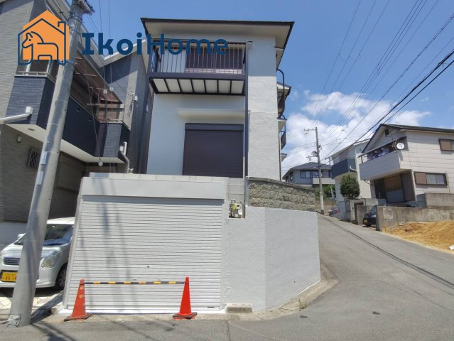 明石市朝霧台　中古一戸建の駐車場|●年中無休：当日予約可● お車はシャッター付きの掘込車庫に1台駐車可能です！