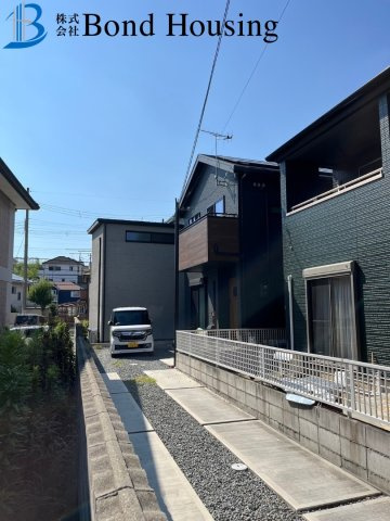 令和３年4月築 駐車4台 二ツ屋１丁目　良質戸建の前面道路含む現地写真