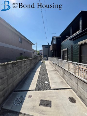 令和３年4月築 駐車4台 二ツ屋１丁目　良質戸建の前面道路含む現地写真