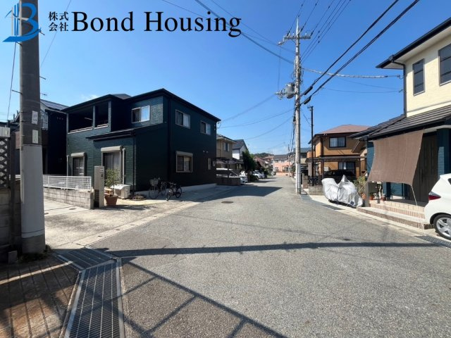 令和３年4月築 駐車4台 二ツ屋１丁目　良質戸建の前面道路含む現地写真