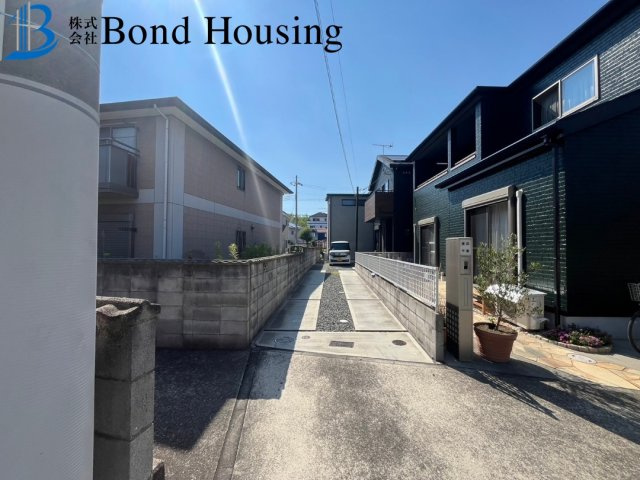 令和３年4月築 駐車4台 二ツ屋１丁目　良質戸建の前面道路含む現地写真