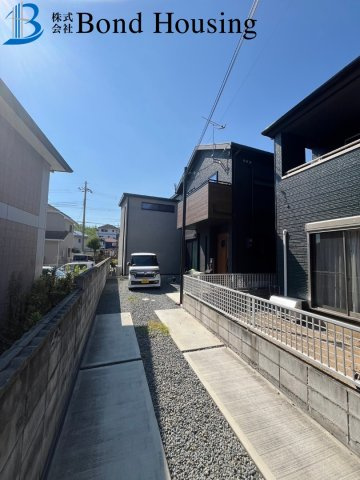 令和３年4月築 駐車4台 二ツ屋１丁目　良質戸建の前面道路含む現地写真