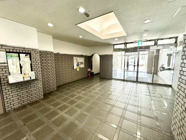 ウエストプラザ花京院のエントランス
