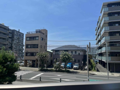 【展望】 | セルアージュ金沢八景プラージュ | ２階部分からの眺望です。バルコニー先が洲崎広場のため、眺望や日当たりが確保できております。平潟湾の一部を臨めます。