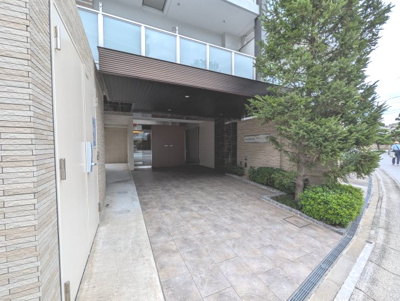 【その他共用部分】 | セルアージュ金沢八景プラージュ | 日中のエントランスです。シンボルツリーが印象的です。