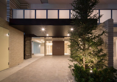 【エントランス】 | セルアージュ金沢八景プラージュ | 昼のエントランスも綺麗ですが、夜のライトアップされたエントランスを見ていただきたく載せさせていただきました。
穏やかで優しい光が夜のご帰宅のひとときを彩ります。