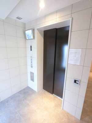 【その他共用部分】 | セルアージュ金沢八景プラージュ | エレベーター内が見れるモニター付のエレベーターです。
こちらも電子キーで操作可能で、セキュリティも安心です。