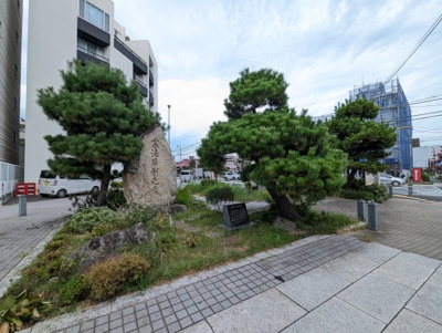 【周辺】 | セルアージュ金沢八景プラージュ | エントランス先の洲崎広場です。「明治憲法草創の碑」がございます。