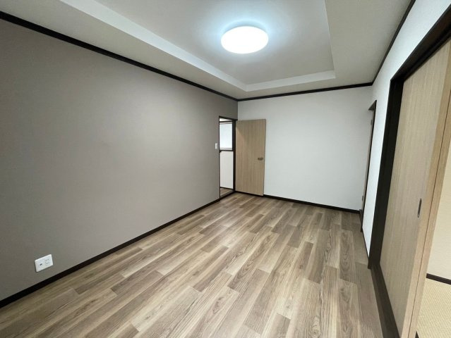 砥部町宮内中古戸建の洋室|大きなベッドを置いてもスペースにゆとりございます。