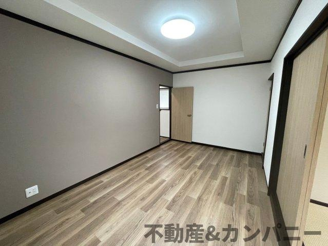 砥部町宮内の中古のおうち　伊予郡砥部町宮内中古戸建の洋室|家具を選ばないナチュラルな色合いの壁紙とフローリングです。