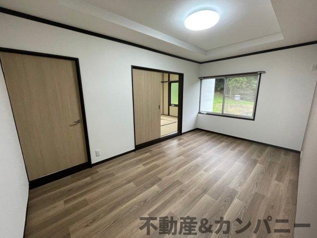 砥部町宮内の中古のおうち　伊予郡砥部町宮内中古戸建の洋室|大きなベッドを置いてもスペースにゆとりございます。